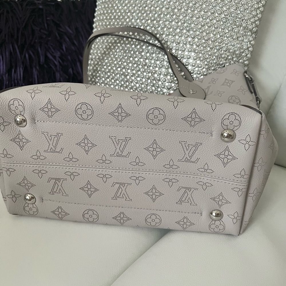 New Louis Vuitton Mahina Handbag - Picture 3 of 16